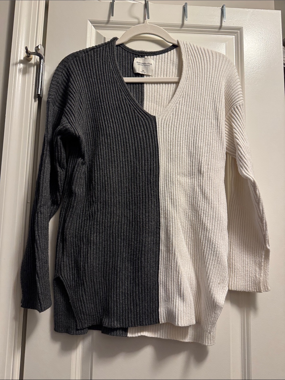 Abercrombie Colorblock V-Neck Ribbed Sweater - Black & White